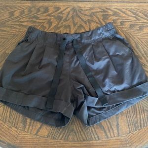 EUC Lululemon Spring Break Away shorts
